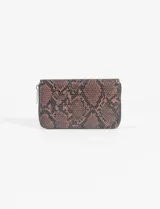 Billetera rectangular con cierre, color marrón con estampado de piel de serpiente en tonos negros.