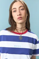 Collar de estilo choker con cordón marrón de doble vuelta y dije central metálico con forma de sol texturado.