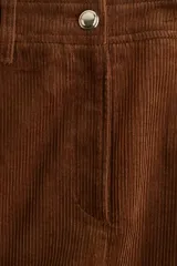 Pollera mini de pana marrón, corte evasé, con cierre y botón frontal.