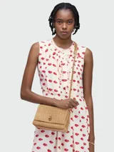 Cartera tipo shoulder bag de Marc Jacobs, confeccionada en cuero con textura de cocodrilo en color tostado. Presenta un diseño rectangular con solapa frontal, cierre metálico dorado y correa de cadena combinada con cuero.