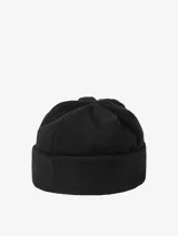 Gorro tipo beanie Carhartt de tejido polar con estampado de camuflaje. Presenta un parche rectangular con el logo de la marca en el frente.