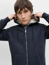 Campera canguro de cierre frontal y capucha ajustable, de color azul marino, con bolsillos tipo canguro y interior afelpado.