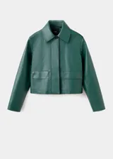 Chaqueta corta de efecto piel en color verde, con cuello de solapa, cierre frontal de botones y dos bolsillos de parche con solapa en la parte delantera.