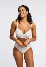 Conjunto de lencería celeste de encaje floral, compuesto por un corpiño con aro y breteles regulables, y una bombacha tipo hipster con detalle de puntilla.