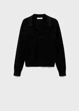 Jersey de punto fino color negro, con cuello en pico y solapa tipo polo, de manga larga y diseño recto.