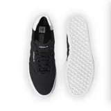 Championes urbanos Adidas modelo 3MC, color negro con suela y detalle en el talón de color blanco. Presentan un diseño de perfil bajo con exterior de lona resistente y el icónico logo de la marca en el lateral.