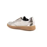 Championes de cuero metalizado color plata, con suela de goma color suela y cordones al tono.