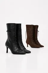 Botas de caña media con diseño acordonado frontal tipo corset, punta fina y taco fino. Cuentan con cierre lateral para facilitar el calce.
