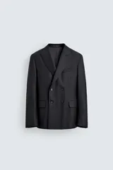 Blazer de corte regular fit confeccionado en lana italiana, con diseño de raya diplomática. Presenta cuello con solapas de pico, cierre frontal de botonadura cruzada, bolsillos de vivo en el pecho y bolsillos de solapa en la cadera.