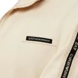 Campera deportiva con capucha y cierre frontal, color blanco. Presenta bandas laterales negras con el logo de la marca estampado a lo largo de las mangas y un pequeño parche con el logo en el pecho.