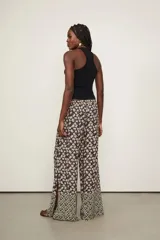 Pantalón ancho de viscosa con estampado floral en tonos oscuros, tiro medio con cintura elástica y aberturas laterales en los bajos.