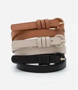 Kit de tres cinturones finos para mujer marca Satinato, confeccionados en poliuretano con acabado texturizado. Cuentan con hebilla redonda forrada y triple pasador. El set incluye tres colores: negro, beige y marrón.