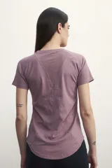 Remera deportiva de manga corta con tecnología dry fit, color malva, con cuello redondo y logo estampado en el pecho.