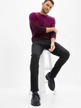 Jean de corte skinny en color negro lavado, con cierre frontal y bolsillos laterales y traseros.