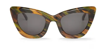 Lentes de sol estilo cat-eye con montura gruesa de acetato con estampado animal print en tonos marrón, verde y amarillo.