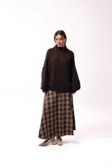 Sweater de punto grueso con cuello alto, diseño de hombros caídos y mangas amplias con puños acanalados.