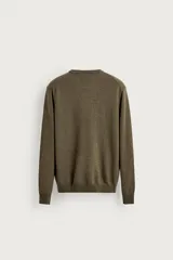 Jersey regular fit de punto tejido en hilatura de cashmere, color verde militar. Presenta cuello redondo, manga larga y acabados en rib. Pertenece a la colección especial Origins.