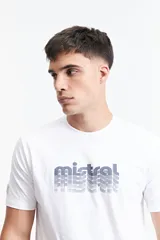 Remera básica de algodón color gris claro, con cuello redondo y logo estampado en el pecho en tonos verdes.