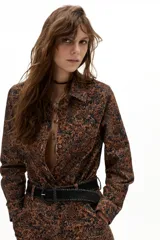 Camisa de pana de algodón con estampado floral estilo boho, cuello camisero clásico, mangas largas y botones forrados al tono.