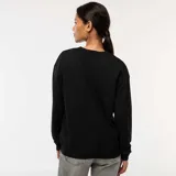 Sweater negro de punto fino con cuello en V y mangas largas.