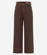 Pantalón de corte recto y largo cropped, confeccionado en sarga de algodón. Presenta cintura con trabillas, cierre frontal con botón y cremallera, y bolsillos funcionales en la parte delantera y trasera.