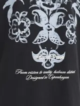 Remera negra de corte holgado, con mangas cortas y un pequeño estampado tipográfico en el pecho a la altura del corazón.