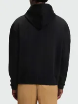 Buzo negro con capucha y cordones ajustables, corte holgado. Presenta un pequeño logo bordado en relieve en el pecho.