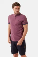 Remera de manga corta con cuello mao y cierre frontal con botones. Presenta detalles en contraste en el borde de las mangas y el cuello.