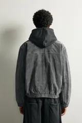 Cazadora regular fit de cuero serraje color gris oscuro, con cuello solapa, cierre frontal de cremallera y bolsillos de vivo en la cadera. Cuenta con acabados elásticos en puños y ruedo.