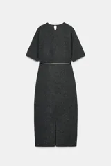 Vestido midi de punto en color gris oscuro, con cuello redondo, manga corta y detalle de abertura con botón en la espalda. Incluye un cinturón fino ajustable en la cintura.