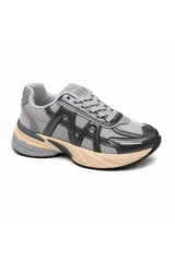 Zapatilla urbana York con diseño chunky, combinada en tonos beige, tostado y detalles en negro y gris. Confeccionada con paneles de malla transpirable y superposiciones sintéticas, cuenta con suela gruesa amortiguada y cordones tono sobre tono.