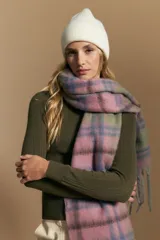 Polera de punto acanalado color gris, con cuello alto y mangas largas, de calce ajustado al cuerpo.
