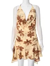 Vestido corto de tela liviana, color amarillo pálido con estampado de flores grandes en tonos marrones. Diseño halter con escote pronunciado en V y frunces en el torso y falda corta con ruedo asimétrico.