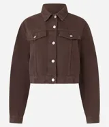 Campera corta marrón de sarga con cuello camisero, cierre frontal con botones metálicos, dos bolsillos con solapa abotonada en el pecho y mangas largas con puños abotonados.