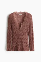 Top de encaje color marrón rosado, con escote en V pronunciado y mangas largas.