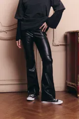 Pantalon de tiro alto confeccionado en ecocuero, con diseño semi oxford y cierre metálico lateral. Presenta un recorte horizontal sobre la rodilla.