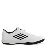 Championes de fútbol sala Umbro modelo Classico II IC, color negro con detalles en blanco. Presentan una parte superior de cuero sintético resistente, cierre con cordones y suela de goma diseñada para ofrecer tracción en superficies de cancha cerrada.