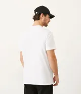 Remera de manga corta y cuello redondo, confeccionada en algodón peruano de alta calidad. Presenta un diseño liso y corte cómodo.