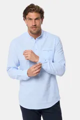 Camisa celeste de lino y algodón, de manga larga, corte slim, con cuello mao, medio abotonada y bolsillo en el pecho.
