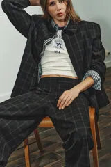 Pantalón de tiro alto con diseño de cuadros, pernera recta y cintura con trabillas. Cuenta con bolsillos laterales, bolsillos de vivo en la parte posterior y cierre frontal con cremallera, botón oculto y gancho metálico.