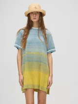 Vestido corto de punto con efecto degradé en tonos grises, cuello redondo y mangas cortas con puños acanalados a rayas en contraste.