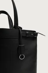 Bolso shopper de piel con acabado abatanado, compartimento principal con cierre de cremallera, dos asas de mano, dos asas de hombro y detalle de llavero.