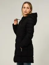 Campera acolchada de largo medio con capucha ajustable mediante cordones. Presenta cierre frontal de cremallera, dos bolsillos laterales con cierre y diseño de costuras horizontales. Incluye logo de la marca en el pecho.