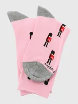 Calcetines de largo medio en color rosado con estampado de guardias británicos. Presentan talón y puntera en color gris.