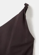 Vestido largo marrón, de diseño asimétrico con un solo hombro y corte entallado.