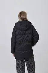 Campera puffer negra de corte largo y holgado, con capucha, cierre frontal y bolsillos delanteros con solapa.