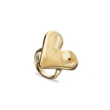Anillo de aleación de metales con baño de oro 18k, presenta un diseño de corazón voluminoso con acabado pulido.