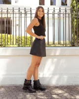 Botas de caña media confeccionadas en cuero negro, con diseño de efecto arrugado en la caña y suela track de goma. Incluyen una tira decorativa con hebilla metálica ajustable en la parte superior.