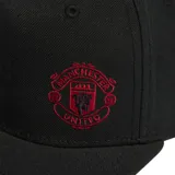 Gorra Adidas negra con el escudo del Manchester United bordado en rojo en el frente.