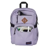 Mochila Jansport modelo Main Campus de color lila, con compartimentos múltiples, bolsillo frontal con cierre, detalle de parche romboidal en cuerina y correas de compresión laterales.